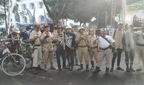 Komunitas Paguyuban Sapedah Baheula Bandung turut memeriahkan acara Go-West Java 2019 di Gedung Sate, Kota Bandung, Ahad (31/3). 