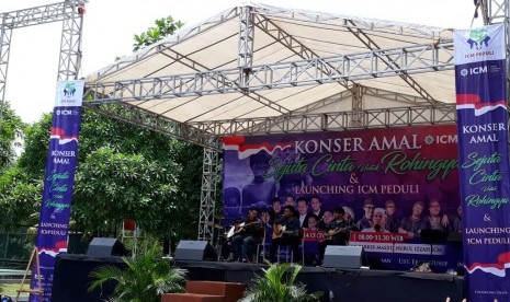 Komunitas pecinta musik Republika, Republikustik meriahkan konser amal Rohingya Yayasan Insan Cendekia Madani (ICM), Serpong, Sabtu (14/10). 