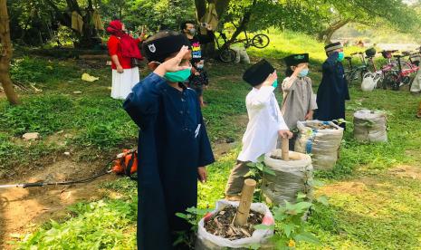 Komunitas Peduli Ciliwung (KPC) menggelar upacara bendera sederhana di bantaran Sungai Ciliwung, Kelurahan Kedung Halang, Kecamatan Bogor Utara, Kota Bogor, Selasa (17/8).