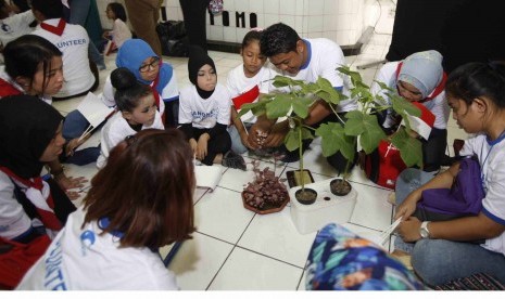 Komunitas Peduli Lingkungan di Yogyakarta gelar aksi sosial pembuatan tanaman hidroponik