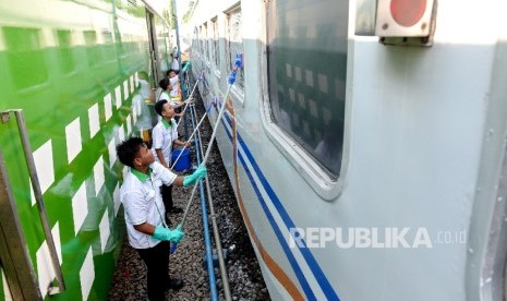  Komunitas penggemar kereta api ikut membersihkan gerbong Gaya Baru Malam di Stasiun Pasar Senen, Jakarta, Jumat (9/6). 