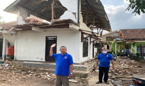 Komunitas Peternak Unggas Nasional (KPUN) langsung mengirim bantuan kepada korban gempa di Cianjur, Jawa Barat. Ada satu keluarga besar yang merupakan anggota KPUN rumah dan kandang ayamnya roboh akibat gempa yang terjadi Senin (21/11/2022) siang. 