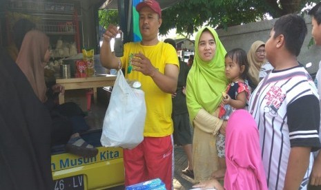 Komunitas Plastik untuk Kebaikan melakukan edukasi keliling sambil menerima sampah dari masyarakat