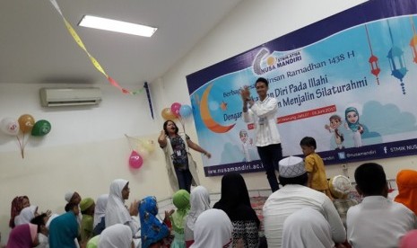 Komunitas Rabbit Hole memeriahkan kegiatan Berbagi Sesama Insan STMIK Nusa Mandiri Ramadhan 1438 H.   