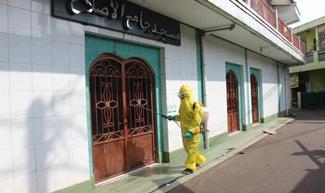 Komunitas Relawan C-19 melakukan penyemprotan disinfektan guna mencegah penyebaran virus corona di wilayah Kelurahan Cisalak, Kecamatan Sukmajaya, Depok, akhir Maret 2020.