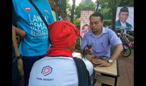 Komunitas Sahabat Saefullah melakukan pelayanan kesehatan gratis pada momen car free day (CFD), Ahad (11/9) pagi, di Jakarta.