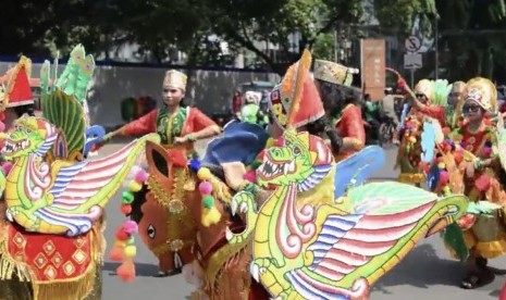 Komunitas seniman Indonesia mengadakan pertunjukan seni jelang pelantikan Jokowi, Minggu (20/10).