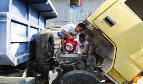 Komunitas Sopir Truk (KST) Jawa Timur menggelar kegiatan bagi-bagi oli gratis di Dusun Taretah Laok, Desa Ponjanan Barat, Kecamatan Batumarmar, Kabupaten Pamekasan, Jawa Timur. 