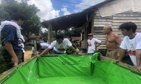 Komunitas sukarelawan pemuda Kalimantan Barat menggelar kegiatan pelatihan teknik budidaya ikan bersama penyuluh perikanan Sengah Temila, Rabu (15/3/2023). 