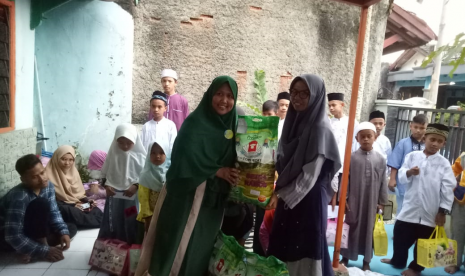 Komunitas suprarasional Cikarang berbagi takjil Ramadhan.