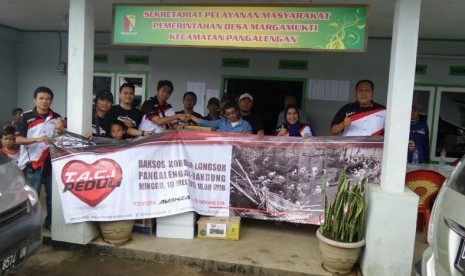 Komunitas Toyota Avanza Club Indonesia (TACI) menyalurkan bantuan sosial terhadap korban bencana longsor Pengalengan 