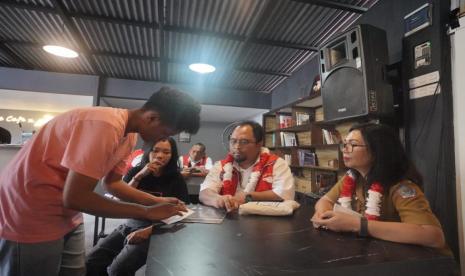 Cue Café dan Gallery Kaleb dikelola Komunitas Tuli Peduli Bitung (Kaleb) yang didukung oleh Pertamina melalui program tanggung jawab sosial dan lingkungan.