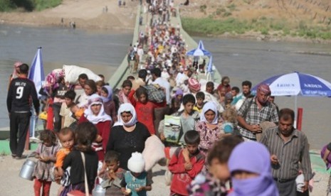 Komunitas Yazidi Irak meninggalkan kampung halamannya.