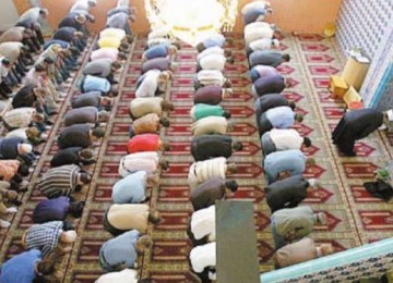 Komunitas Muslim di Swiss menjalankan shalat berjamaah