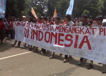 Komunitas Suporter Garuda mengelilingi Stadion GBK