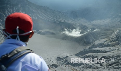 Petugas mengamati aktivitas vulkanik kawah Gunung Tangkuban Parahu, Senin (29/7).