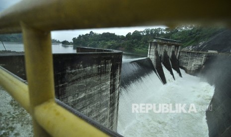 Kondisi aliran air yang deras membanjiri saluran spillway di Waduk Saguling, Kecamatan Saguling, Kabupaten Bandung Barat, Ahad (13/11)