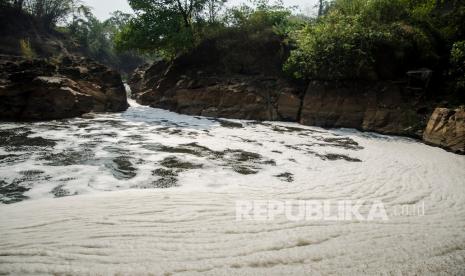 Kondisi aliran sungai yang dipenuhi buih limbah di Daerah Aliran Sungai (DAS) Citarum kawasan Curug Jompong, Kabupaten Bandung, Jawa Barat, Selasa (15/9/2020). Volume debit air yang surut saat musim kemarau di kawasan Curug Jompong tersebut mengakibatkan perubahan warna sungai yang menjadi pekat serta buih limbah kembali menumpuk menutupi permukaan aliran sungai. 