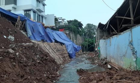 Kondisi anak Kali Setu di Jalan Damai, RT 04, RW 02, Kelurahan Ciganjur, Jagakarsa, Jakarta Selatan, usai pengangkatan material longsor.