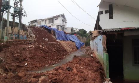 Kondisi anak Kali Setu di Jalan Damai, RT 04, RW 02, Kelurahan Ciganjur, Jagakarsa, Jakarta Selatan, usai pengangkatan material longsor.