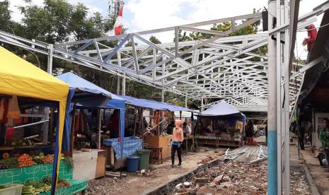 Pemerintah Kota (Pemkot) Solo mengawali pembangunan Pasar Legi secara simbolis dengan peletakan batu pertama (groundbreaking) pada Jumat (20/11). Bangunan pasar yang terbakar pada akhir Oktober 2018 tersebut bakal direhabilitasi menggunakan bantuan APBN melalui Kementerian Pekerjaan Umum dan Perumahan Rakyat senilai Rp 104 miliar.