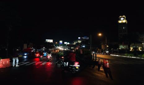 Kondisi arus lalu lintas di Jalur Puncak, tepatnya di Simpang Gadog, Kecamatan Ciawi, Kabupaten Bogor tanpa ada kegiatan takbir keliling, pada malam takbir, Ahad (1/5). Pemerintah Kabupaten (Pemkab) Bogor dan jajaran terkait telah mengimbau agar masyarakat tidak melaksanakan takbir keliling jelang Idul Fitri 1443 Hijriah. Kendati demikian, Satuan Lalu Lintas Polres Bogor menempatkan sejumlah personel di titik yang biasa menjadi titik awal takbir keliling.