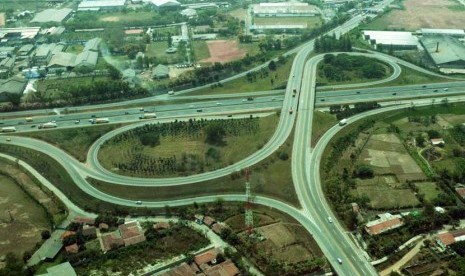   Kondisi arus lalu lintas di ruas tol Jakarta-Cikampek, Bekasi, Jawa Barat, Kamis (16/8) tampak dari udara ramai lancar.  (Aditya Pradana Putra/Republika)