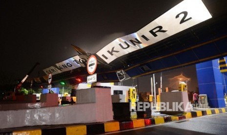 Kondisi atap gerbang Tol Cikunir 2, Bekasi, Jawa Barat, Ahad (14/2). 