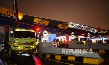 Kondisi atap gerbang Tol Cikunir 2, Bekasi, Jawa Barat, Ahad (14/2).