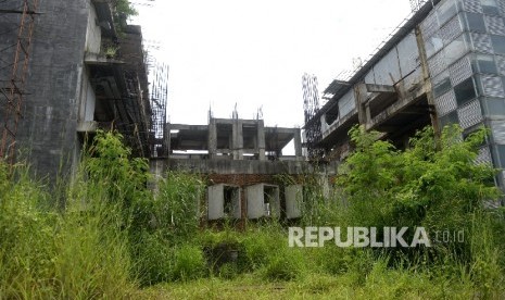 Kondisi banguna yang terbengkalai di megaproyek sport center atau Pusat Pendidikan dan Sekolah Olahraga (P2SO), Kampung Bukit Hambalang, Desa Hambalang, Bogor, Jawa Barat, Jumat (18/3).