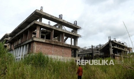 Kondisi banguna yang terbengkalai di megaproyek sport center atau Pusat Pendidikan dan Sekolah Olahraga (P2SO), Kampung Bukit Hambalang, Desa Hambalang, Bogor, Jawa Barat, Jumat (18/3).