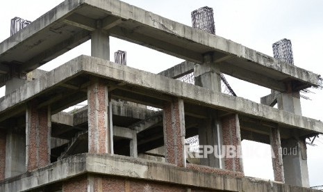 Kondisi banguna yang terbengkalai di megaproyek sport center atau Pusat Pendidikan dan Sekolah Olahraga (P2SO), Kampung Bukit Hambalang, Desa Hambalang, Bogor, Jawa Barat, Jumat (18/3).