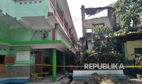 Kondisi bangunan cagar budaya di SMP Negeri 32 Jakarta Barat yang roboh.  Jumat (22/12). I