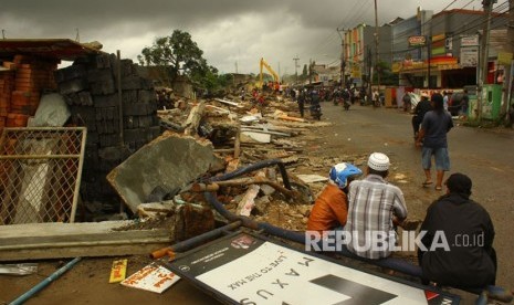 Kondisi bangunan di Jalan Raya Bojonggede, Bogor, yang ditertibkan Satpol PP, Kamis (30/11). Sebanyak 168 bangunan dibongkar karena tidak memiliki Izin Mendirikan Bangunan (IMB).