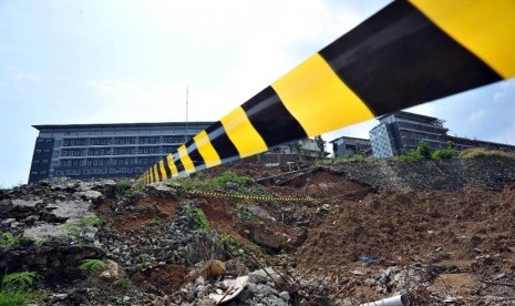  Kondisi bangunan gardu istrik yang tinggal puing dengan latar belakang wisma atlet putra di Bukit Hambalang, Bogor, Jawa Barat, Rabu (30/5). (Edwin Dwi Putranto/Republika)