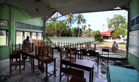 Kondisi bangunan ruang belajar Madrasah Ibtidaiyah Negeri (MIN) Beuracan Trienggadeng yang rusak akibat gempa bumi di Pidie Jaya, Provinsi Aceh, Selasa (13/12).