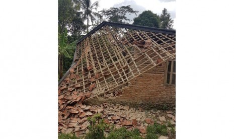 Kondisi bangunan rumah yang rusak di Kecamatan Cigudeg, Kabupaten Bogor, pasca gempa Banten, Selasa (23/1).