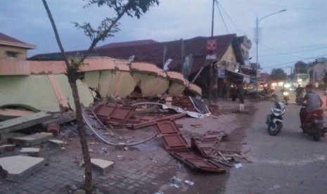 Building were damaged after 6,4 SR earthquake struck Ulee Glee, Pidie Jaya district, Aceh, Wednesday (12/7). The photo uploaded at Twitter @Aceh Info.