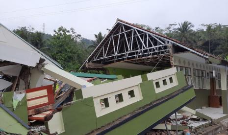 Kondisi bangunan sekolah di Desa Singajaya, Kecamatan Cibalong, Kabupaten Tasikmalaya, yang roboh akibat pergerakan tanah, Rabu (10/2).