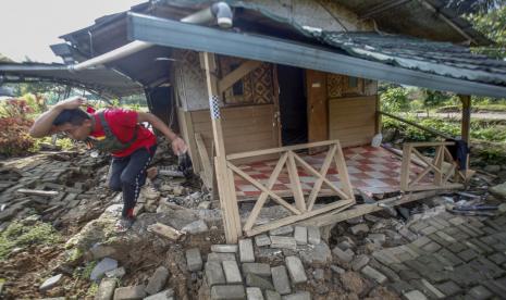 Kondisi bangunan yang rusak akibat pergerakan tanah di Bojong Koneng, Babakan Madang, Kabupaten Bogor. BPBD Kabupaten Bogor sebut korban pergeseran tanah di Bojongkoneng enggan direlokasi.