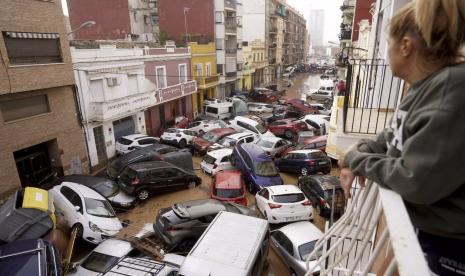 Kondisi banjir parah melanda salah satu jalanan di Valencia, Spanyol, Rabu (30/10/2024).