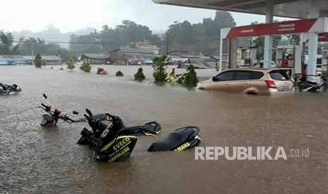 Kondisi banjir yang menerjang Kabupaten Mamuju, Sulawesi Barat, Kamis (22/3).