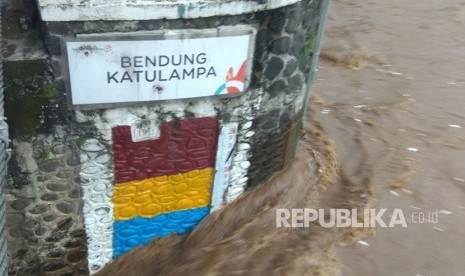 Kondisi Bendung Katulampa, Bogor, dengan ketinggian muka air 170 centimeter atau siaga dua pada pukul 16.30 WIB 