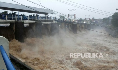 Kondisi Bendung Katulampa, Bogor, Selasa (6/2). Saat ini tinggi muka air 150 cm atau siaga tiga. 