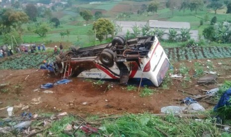 Kondisi bus pariwisata yang mengalami kecelakaan di jalur Puncak Cianjur, Desa Ciloto, Kecamatan Cipanas, Kabupaten Cianjur, Ahad (30/4). 