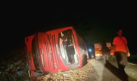 Kondisi bus PO Agra Mas yang masuk ke dalam parit dengan posisi ambuk ke kanan, setelah mengalami kecelakaan lalu lintas di ruas Tol Semarang- Solo KM 431+400, wilayah Kelurahan Beji, Kecamatan Ungaran Timur, Kabupaten Semarang, Jawa Tengah, Rabu (13/9/2023) malam.