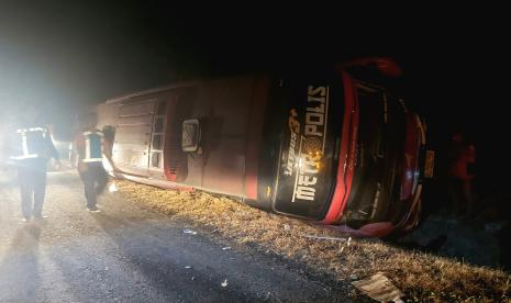 Kondisi bus PO Agra Mas yang masuk ke dalam parit dengan posisi ambuk ke kanan, setelah mengalami kecelakaan lalu lintas di ruas Tol Semarang- Solo KM 431+400, wilayah Kelurahan Beji, Kecamatan Ungaran Timur, Kabupaten Semarang, Jawa Tengah, Rabu (13/9/2023) malam.