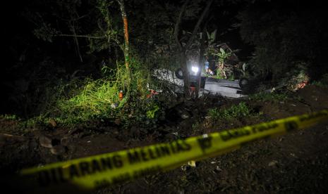 Kondisi bus PO Sri Padma Kencana yang mengalami kecelakaan di Wado, Kabupaten Sumedang, Jawa Barat, Rabu (10/3/2021). Hingga Rabu (10/3) malam, petugas kepolisian mencatat sebanyak 22 orang meninggal dunia dalam kecelakaan tersebut dan 28 korban selamat dilarikan ke RSUD Kabupaten Sumedang. 