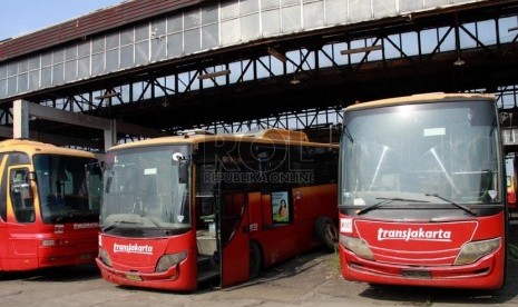 Kondisi Bus TransJakarta di bengkel pool TransJakarta, Cawang,Jakarta Timur, Jumat (8/8). (Republika/ Yasin Habibi)