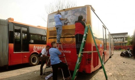 Kondisi Bus TransJakarta di bengkel pool TransJakarta, Cawang,Jakarta Timur, Jumat (8/8). (Republika/ Yasin Habibi)